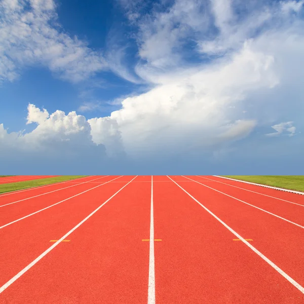 Trilha de corrida com céu azul — Fotografia de Stock