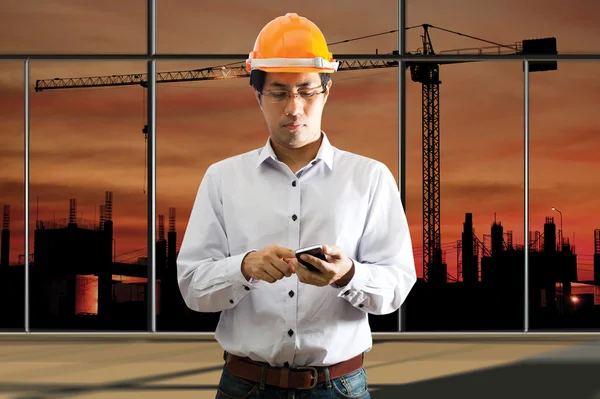 Male engineering using smart phone — Stock Photo, Image