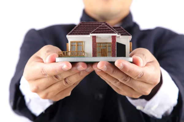 Les mains tenant une maison — Photo