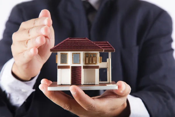 Mãos segurando uma casa — Fotografia de Stock