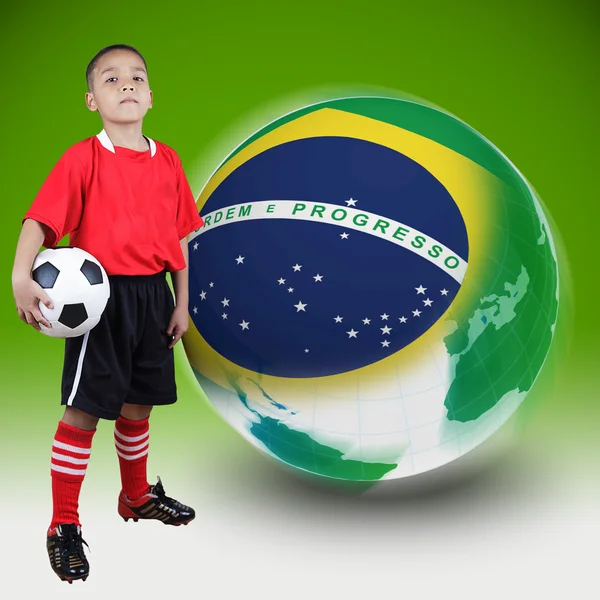 Dziecko piłkarz z Brazylii piłka — Zdjęcie stockowe