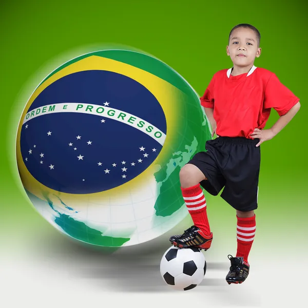 Dítě fotbal hráče s míčem Brazílie — Stock fotografie