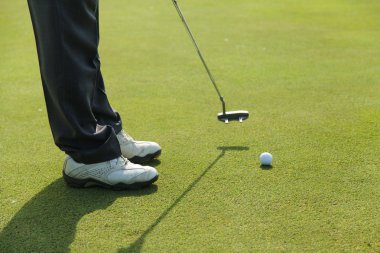 Golf oynayan adam.