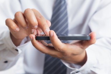 Cep telefonu kullanan adam