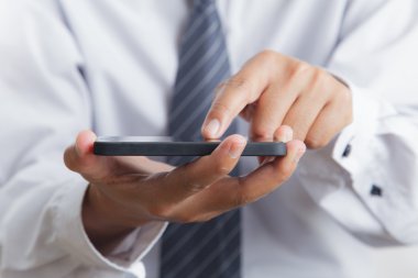 Cep telefonu kullanan adam