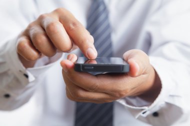Cep telefonu kullanan adam