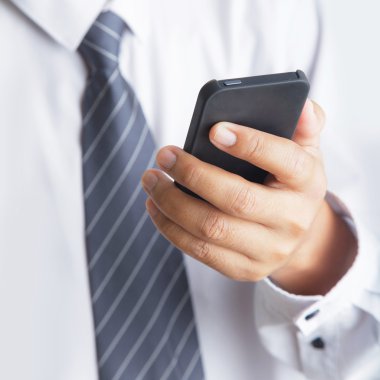 Cep telefonu kullanan adam