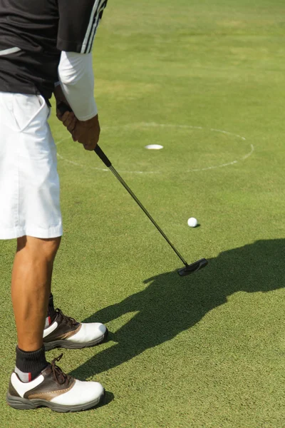 Hombre jugando al golf — Foto de Stock