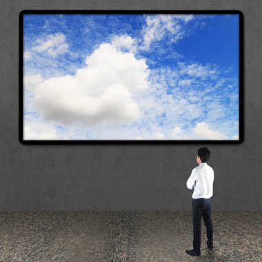 TV ekranına bakarak işadamı