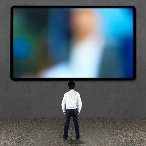 Empresário olhando para a tela da TV — Fotografia de Stock