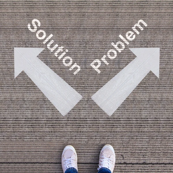 Två pilar med lösning och problem — Stockfoto