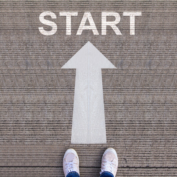 Пара туфель, стоящих на дорожке со стартом
