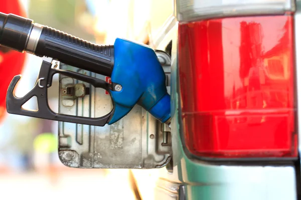 Repostaje de coches en una gasolinera — Foto de Stock