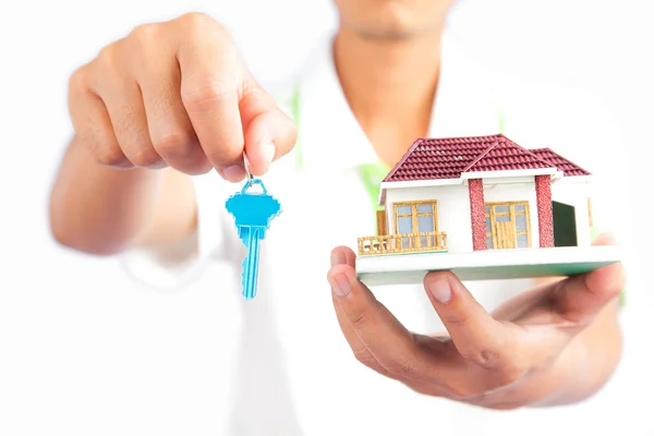 Hombre sosteniendo llave de casa — Foto de Stock