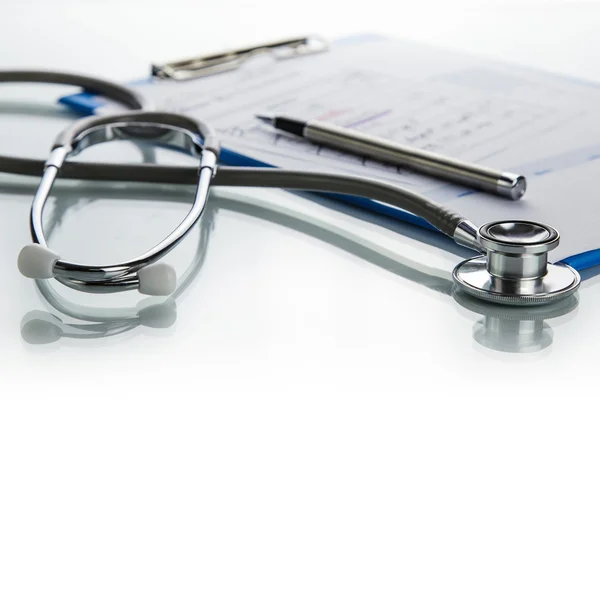 Stethoscope with medical clipboard — Stock Photo, Image