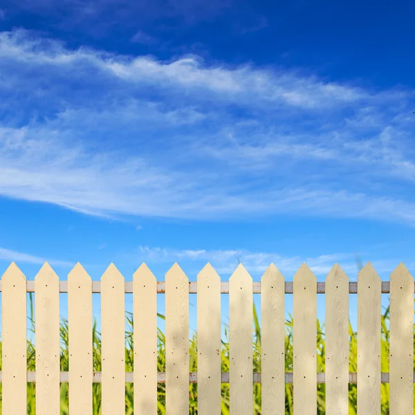 Hvite gjerder med blå himmel – stockfoto