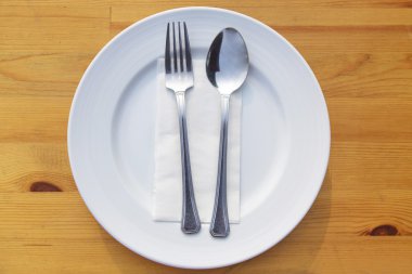 çatal ve kaşık ve plaka