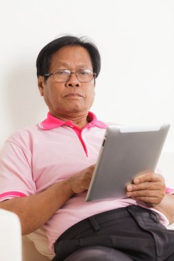 Dijital tablet kullanan kıdemli adam