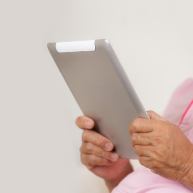 Dijital tablet kullanan kıdemli adam