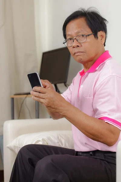 Homme âgé utilisant le téléphone — Photo