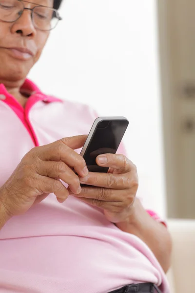 Senior man using phone — Stock Photo, Image