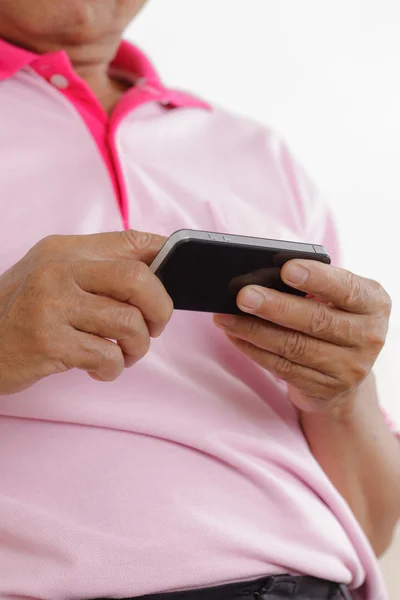 Homme âgé utilisant le téléphone — Photo