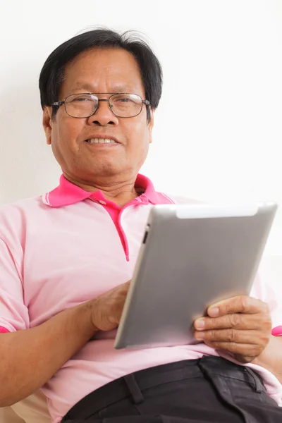 Homme âgé utilisant une tablette numérique — Photo