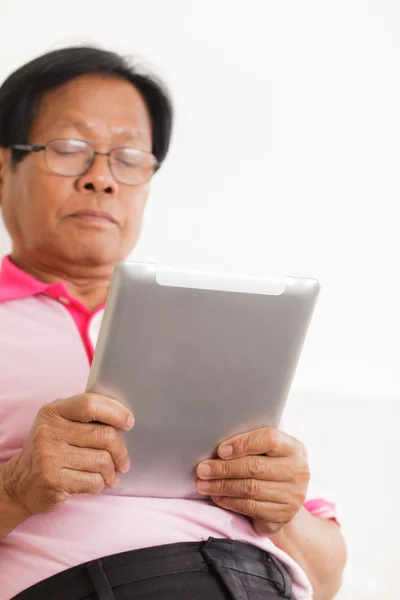 Homme âgé utilisant une tablette numérique — Photo