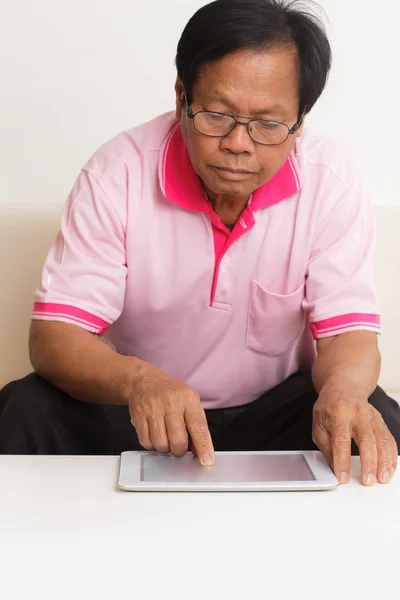 Homme âgé utilisant une tablette numérique — Photo