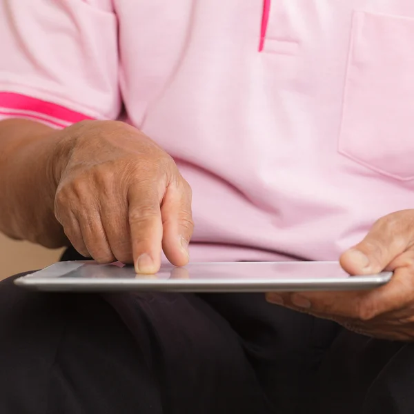 Homme âgé utilisant une tablette numérique — Photo