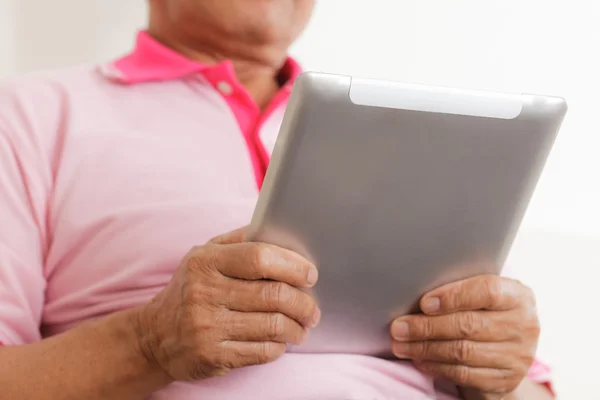 Homme âgé utilisant une tablette numérique — Photo