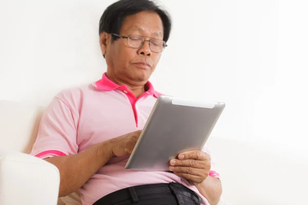 Homme âgé utilisant une tablette numérique — Photo