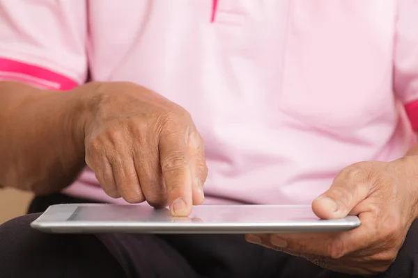 Homme âgé utilisant une tablette numérique — Photo