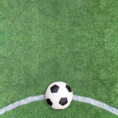 Futbol sahasında futbol topu