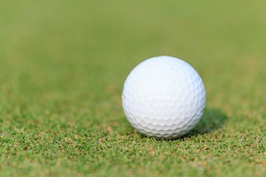 Yeşil çimlerin üzerinde golf topu