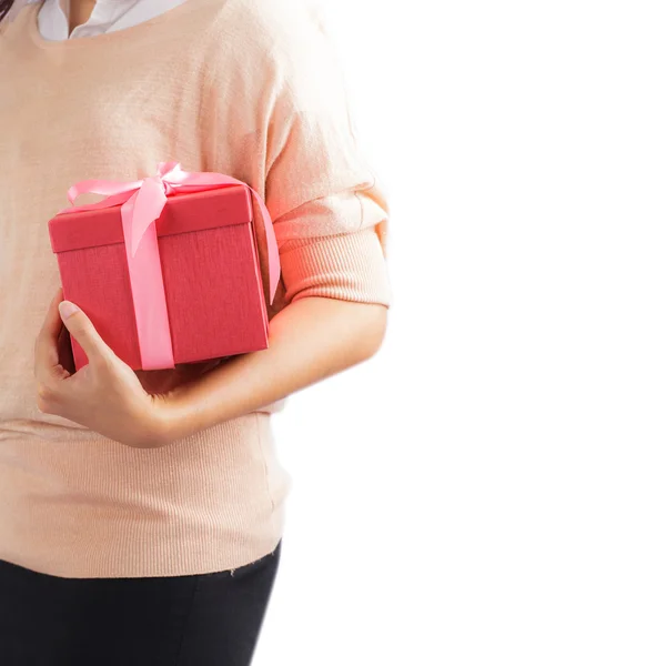 Mujer sosteniendo caja de regalo — Foto de Stock