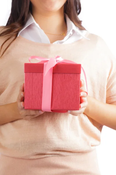 Frau mit Geschenkbox — Stockfoto