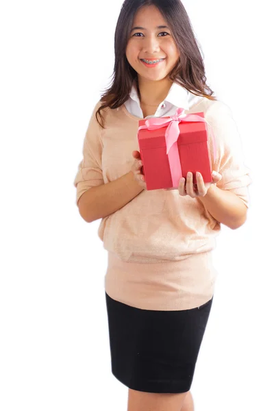 Mujer sosteniendo caja de regalo — Foto de Stock