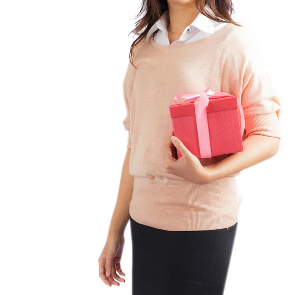 Mujer sosteniendo caja de regalo — Foto de Stock