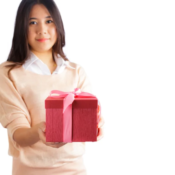 Frau mit Geschenkbox — Stockfoto