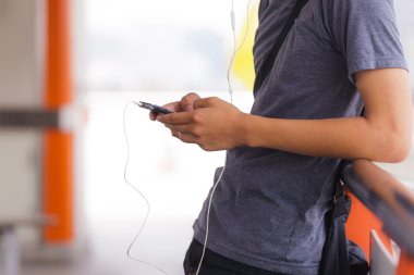 telefonu kullanan adam