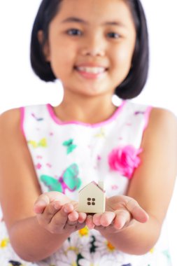 küçük kız holding ev 