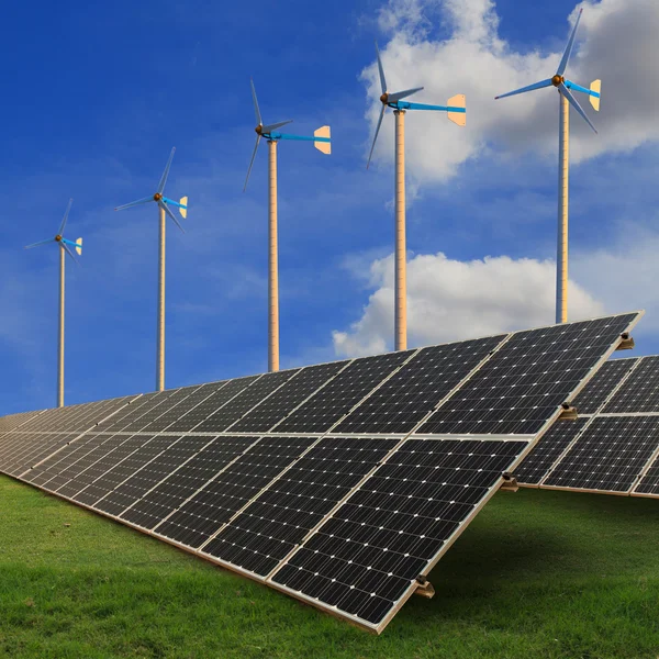 Paneles solares en campo verde — Foto de Stock