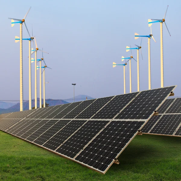 Solar panels on green field — Stock Photo, Image