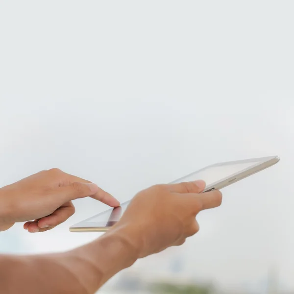 Hands using digital tablet — Stock Photo, Image