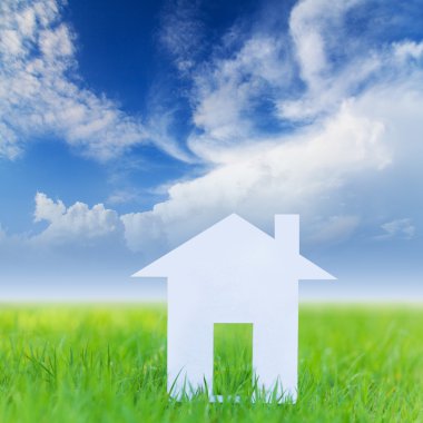 Mavi gökyüzü ile yeşil alan şirketten