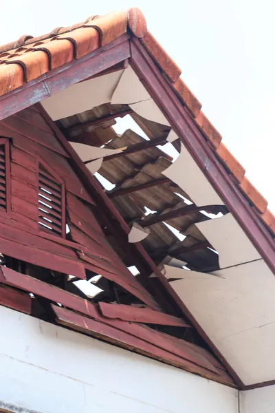 Casa danificada — Fotografia de Stock