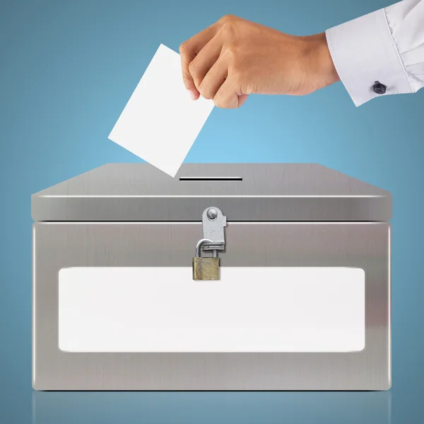 Hand mit Wahlzettel und Metallbox — Stockfoto