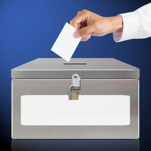 Hand mit Wahlzettel und Metallbox — Stockfoto
