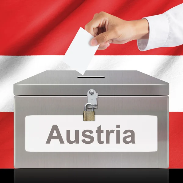Mână cu buletin de vot și cutie metalică — Fotografie, imagine de stoc
